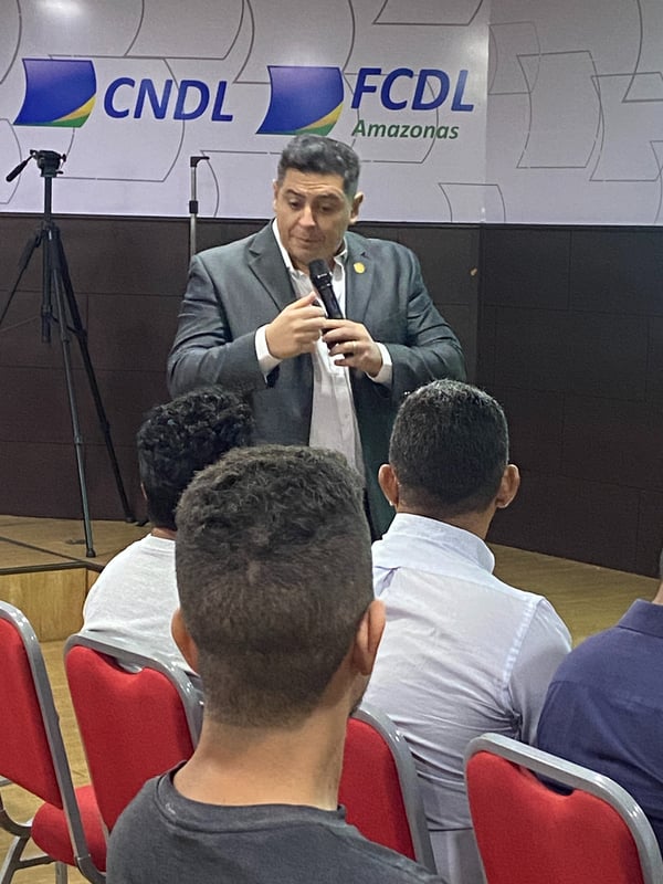 Diego Girão palestrando